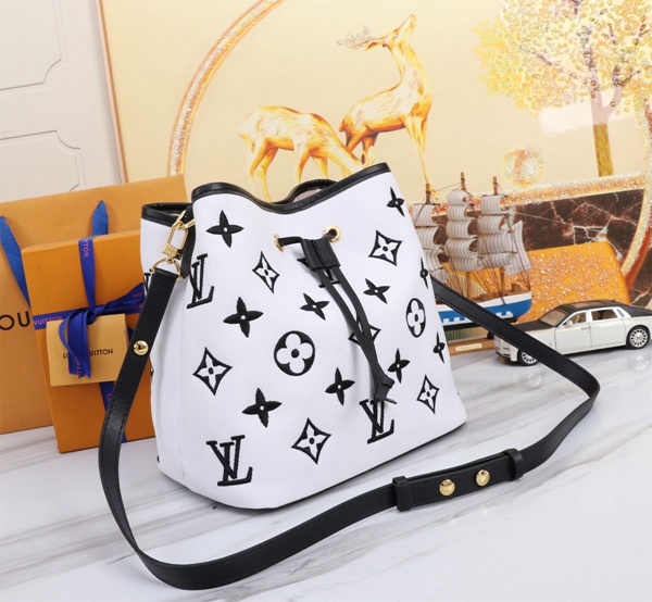 ルイヴィトンバッグ側面デザイン